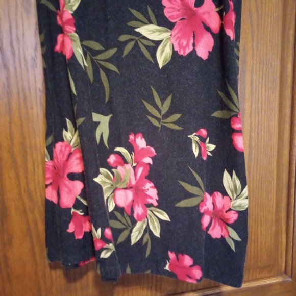 Summer dress with hibiscus design - Picture 3 of 6